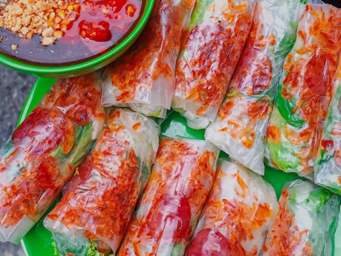 Ăn Vặt Với Bò Bía Tôm Chấy Chỉ 2.500 đồng Hoặc Bánh Hotdog Ngập Phô Mai, Ngon Hết ý