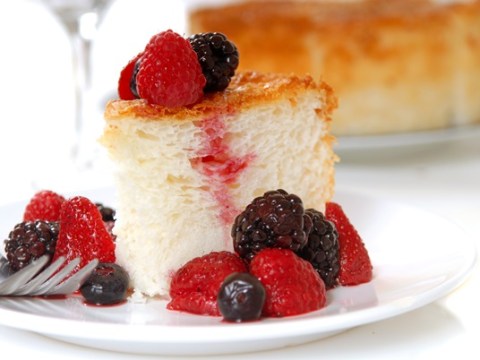 Angel Food Cake: Bánh Bông Lan Thiên Thần Mùa Giáng Sinh