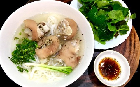 Bánh Canh Giò Heo Thơm Ngon Khó Cưỡng Cho Ngày Nghỉ Lễ