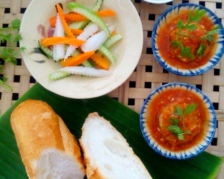 Bánh Mỳ Chấm Xíu Mại Sốt Cà Chua