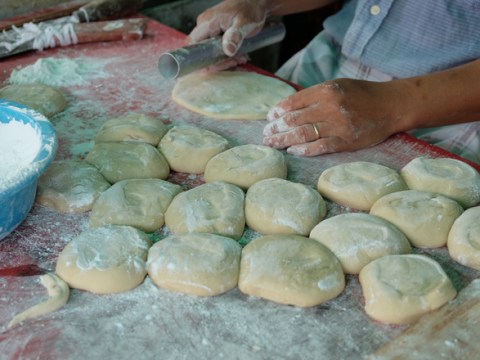 Bánh Tiêu Giò Chéo Quẩy – Món ăn Chơi Bình Dân Trăm Năm Tại Sài Gòn