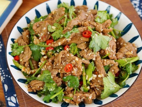 Bò Xào Thì Quá Quen Rồi, Tối Nay Chỉ Mất 15 Phút Là Có Ngay Món Bò Trộn Mềm Ngon Xuất Sắc!