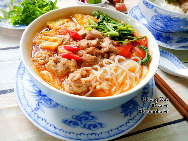 Bún riêu cua chả mực vừa quen vừa lạ chào ngày mới