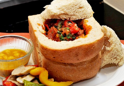 Bunny Chow – Thưởng Thức Món Cà Ri đựng Trong… Bánh Mì!