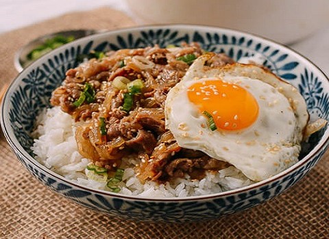 Cách Làm Cơm Thịt Bò Xào Hành Tây Kiểu Nhật (gyudon) Cực Hấp Dẫn