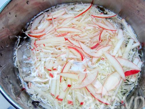 Cách làm món salad táo mật ong mát giòn, ngon đậm đà