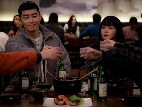 Cách Uống Soju Chuẩn Hàn Trong ‘tầng Lớp Itaewon’