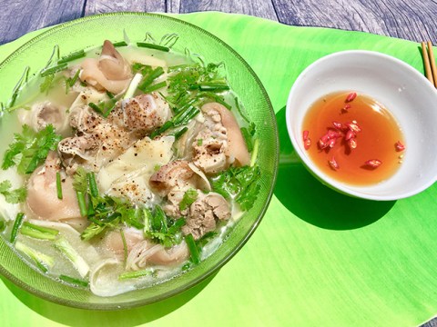 Canh Giò Heo Nấu Măng Tươi