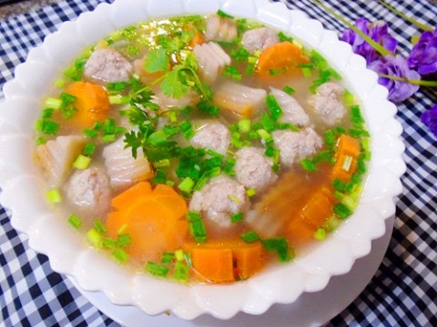 Canh Khoai Môn Nấu Thịt Viên Nóng Hổi