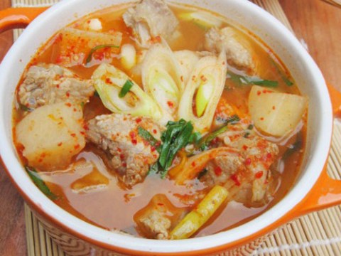 Canh Kim Chi Củ Cải Nấu Sườn Cay Cay Nóng Hổi