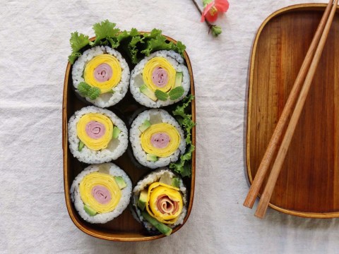 Chẳng Cần Khéo Léo, Bạn Vẫn Có Thể Làm Sushi Hoa Thật Dễ Dàng