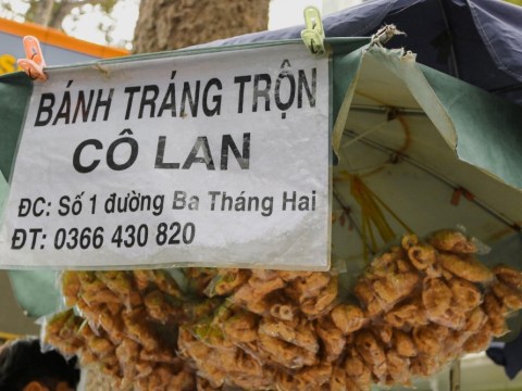 Cô Bán Bánh Tráng Trộn Sài Gòn Suốt 13 Năm Nuôi Chồng Con Bệnh Tâm Thần