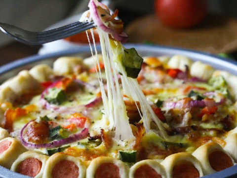 Cuối Tuần Làm Ngay Pizza Viền Xúc Xích đãi Cả Nhà Thôi!