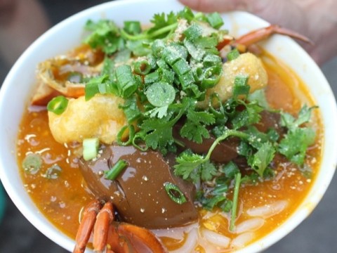 Địa Chỉ Cuối Tuần: 2 Tiệm Bánh Canh ‘đắt Xắt Ra Miếng’