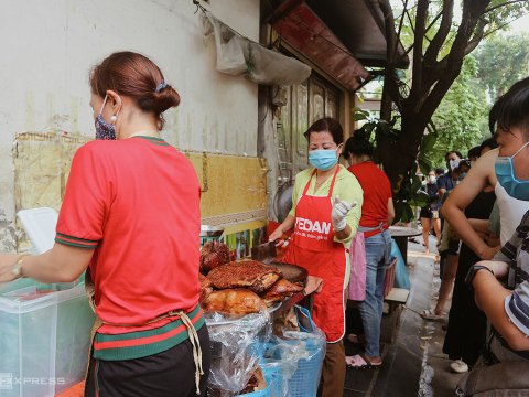 Hàng Thịt Quay đông Khách Xếp Hàng Mỗi Chiều