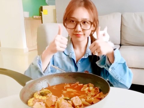 Hari Won ăn 2 Suất Lẩu Tokbokki ‘ngon Nhức Nhối’