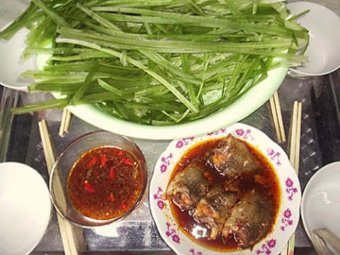 Hẹ Nước ăn Cùng Cá Rô Kho