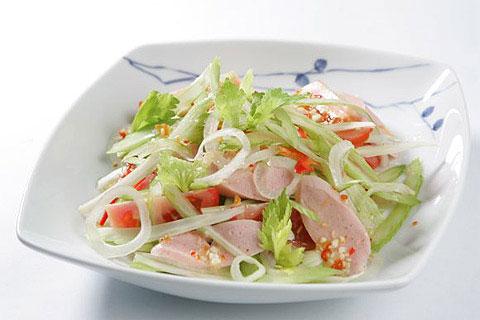 Lạ Miệng Với Món Salad Xúc Xích Hành Tây