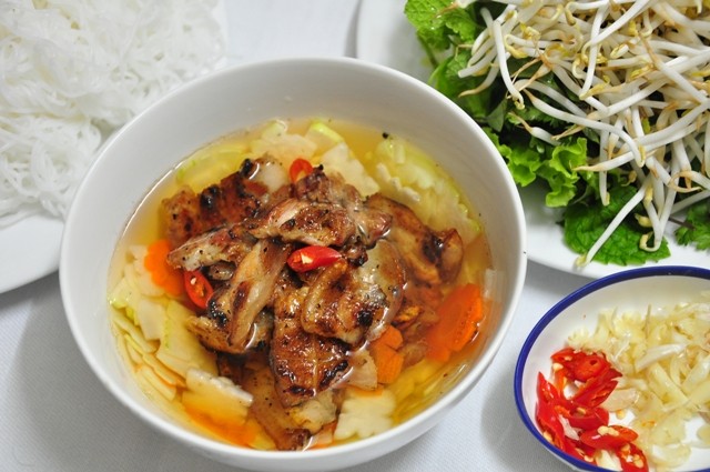 Làm bún chả Hà Nội đãi cả nhà