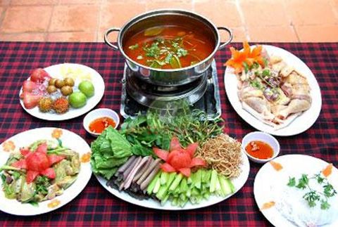 Lẩu Gà Chua Cay Cho Chiều Giáng Sinh