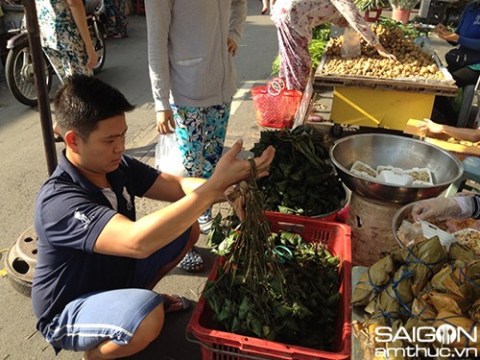 Lò Bánh ú Sài Gòn Rực Lửa đón Tết Đoan Ngọ