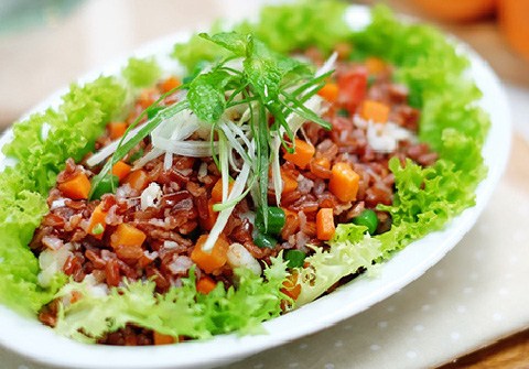 Mách Chị Em Cách Làm Món Cơm Salad Vừa Ngon, Vừa Mới Lạ: Ăn No Mà Không Nặng Bụng Cũng Chẳng Sợ Tăng Cân!