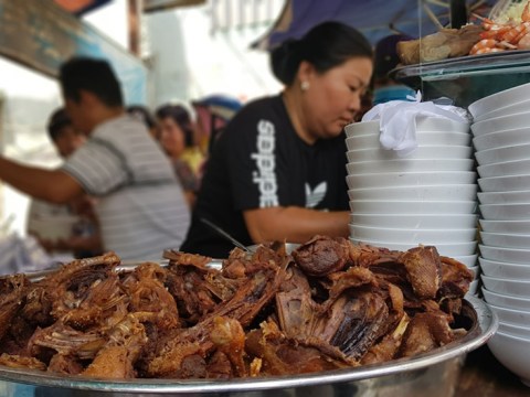 Người Sài Gòn đội Nắng Xếp Hàng ở Quán Chiều Khách Nhất, Mỗi Ngày Bán Một Món