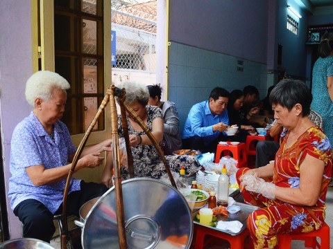 Quán Bánh Canh Muốn ăn Phải Canh Giờ ở Sài Gòn