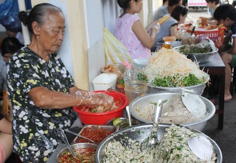 Quán Mít Trộn 'bà Già' 30 Năm Chưa Khi Nào Vắng Khách ở Đà Nẵng