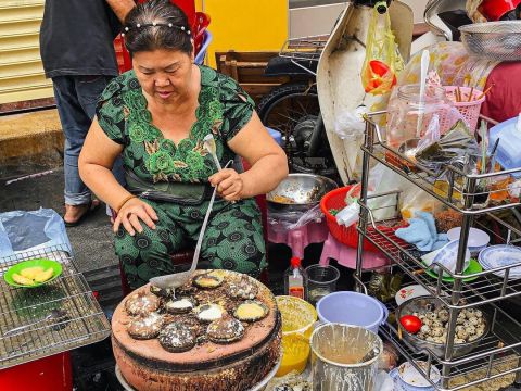 Sạp Bánh Căn Không Tên Ngay Phố Tây, Ngày Chỉ Bán 3 Tiếng