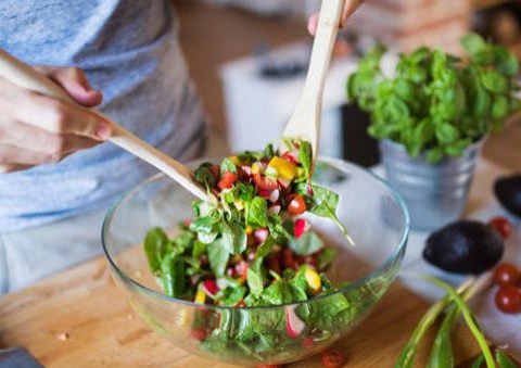 Thêm Món Salad Này Vào Thực đơn Bữa Tối, Chị Em Sẽ Thấy Công Dụng Tuyệt Vời Khi Màn đêm Buông Xuống