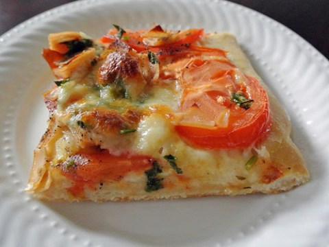 Tự Làm Pizza Thịt Gà Tại Nhà Không Khó