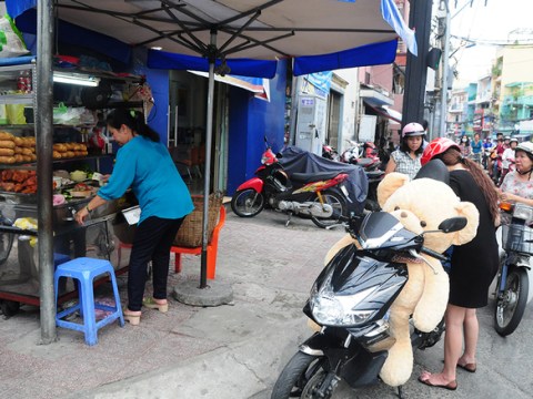 Xe Bánh Mì Phá Lấu 60 Năm Tại Góc Phố Sài Gòn