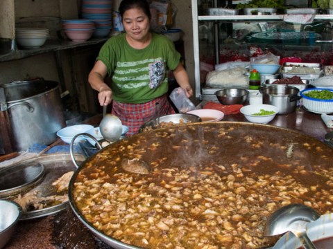 Chảo Bò Hầm Khổng Lồ được Ninh Hơn 40 Năm ở Bangkok