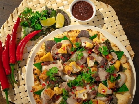 Pizza Bún đậu Mắm Tôm Gây Tranh Cãi Trong Giới ẩm Thực Sài Gòn