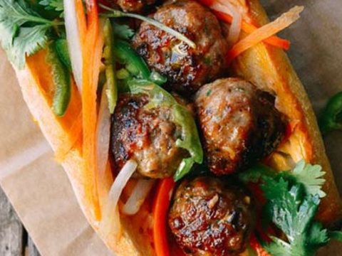 Bánh Mì Kẹp Thịt Viên Chiên