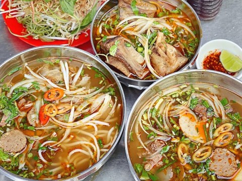 Bún Bò Huế Xí Quách Sóng Sánh Váng Mỡ ăn Kèm Xương Hầm