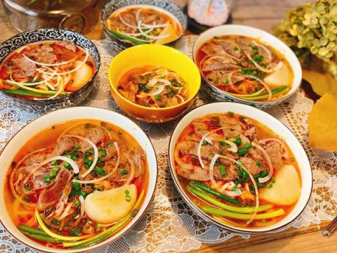 Nấu Bún Bò Huế Từ Tương Cà Chua Và Nước Dừa