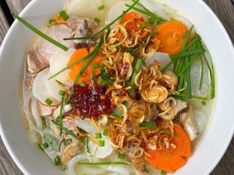 Tăng Thanh Hà Nấu Bánh Canh Gà Cho Bữa Tối