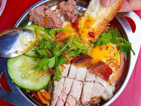 Bánh Mì Chảo Heo Quay Béo Thơm