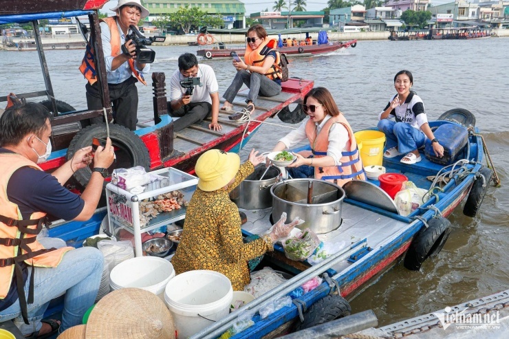 'Bún lắc' độc lạ ở Cần Thơ, khách run tay bưng bát thấy thú vị