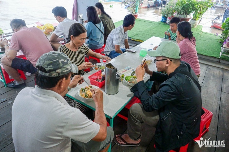 'Bún lắc' độc lạ ở Cần Thơ, khách run tay bưng bát thấy thú vị