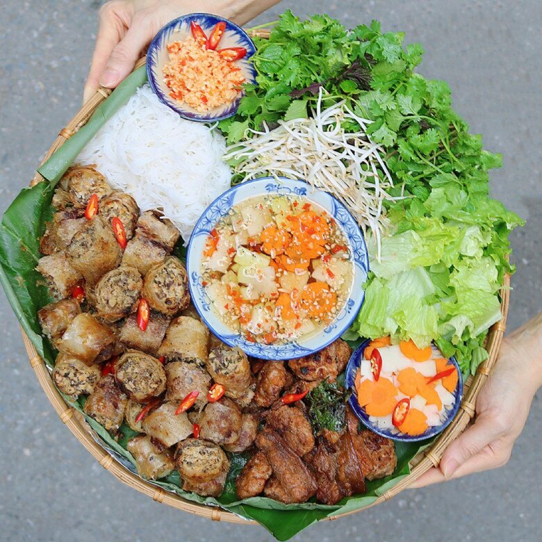 Cuối tuần làm mẹt bún chả, nem cua bể kiểu này thơm nức mũi, cả nhà ăn không còn một miếng